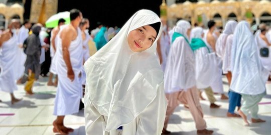 Cantik dan Manglingi Banget, Ini 5 Potret Fuji Pakai Busana Syar'i Putih saat Umroh
