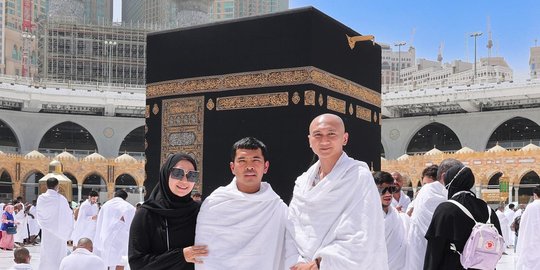 5 Potret Anji saat Umrah Perdana, Sampaikan Doa Ini di Tanah Suci