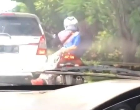 viral detik detik seorang ibu terjatuh dari sepeda motor