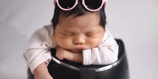 Baby Ameena Genap Berusia 1 Bulan, Ini 5 Fotonya yang Makin Cantik dan Menggemaskan