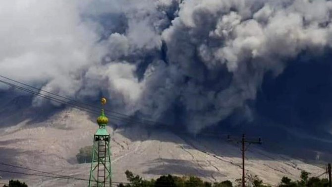 gunung sinabung kembali erupsi ini status terbaru keselamatan jalur penerbangan