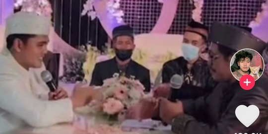 Adu Panco saat Akad, Aksi Pengantin Pria dan Mertua Ini Curi Perhatian