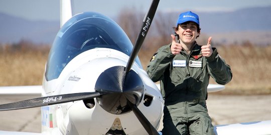 Sosok Pilot 16 Tahun yang Nekat Keliling Dunia Sendirian Pakai Pesawat Kecil