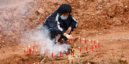 Ritual Mendoakan Korban di Lokasi Jatuhnya Pesawat China Eastern Airlines