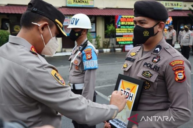 personel polisi dipecat dari polri