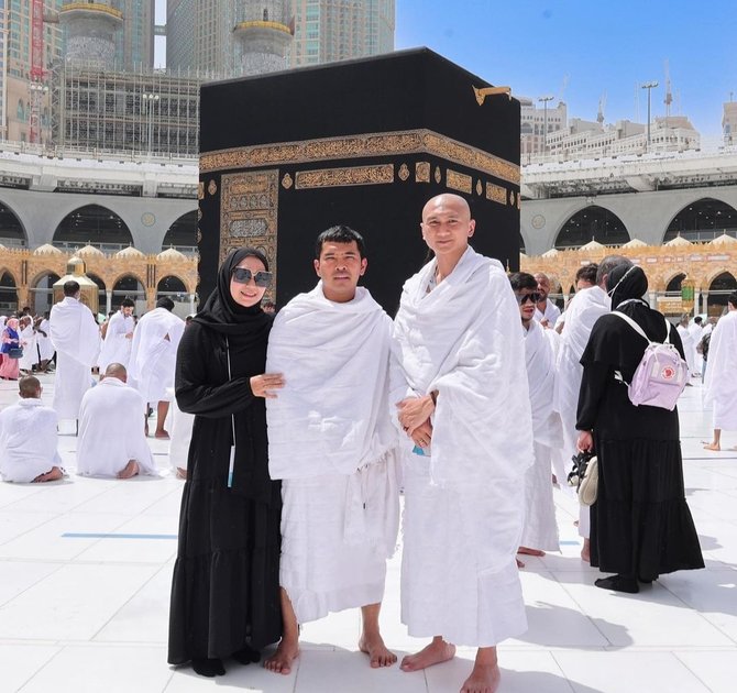 potret deretan artis saat umrah perdana setelah pandemi