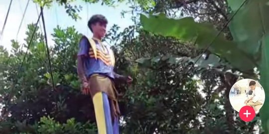 Viral, Aksi Atraksi Pria Jalan dengan Tongkat Setinggi Pohon Ini Curi Perhatian