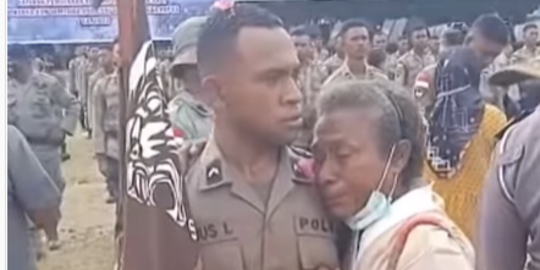 Mama Papua Bangga Anaknya jadi Polisi, Nangis & Peluk Cium Datang ke Kelulusan