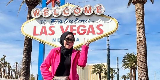 7 Potret Umi Kalsum Ibunda Ayu Ting Ting Liburan di Las Vegas