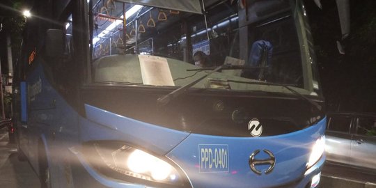 Diduga Sopir Tak Konsentrasi, Transjakarta Seruduk Xpander di Exit Tol UKI