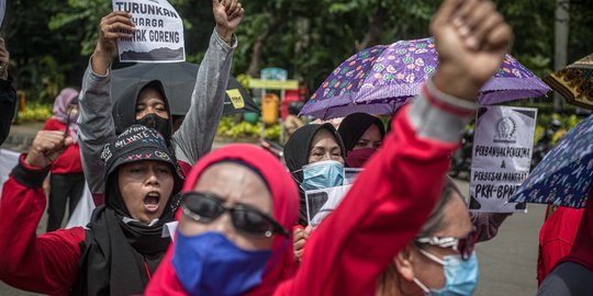 Aksi Demo Ibu-Ibu Terkait Mahalnya Harga Minyak Goreng