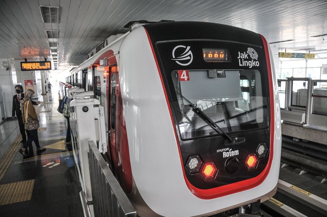 penumpang lrt jakarta di stasiun velodrome