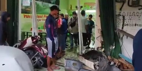 Sopir Tidak Hati-Hati, Mobil Tabrak Sejumlah Motor dan Warung di Duren Sawit