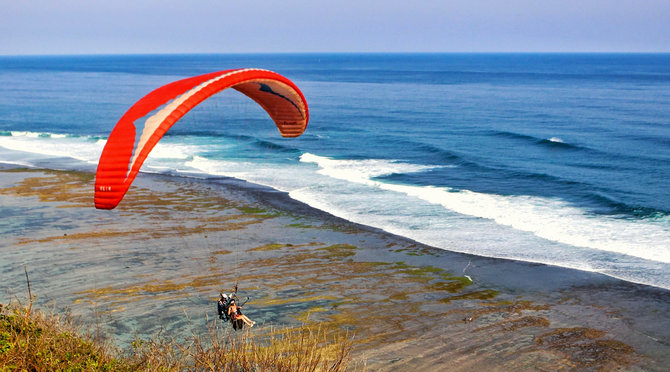 paragliding pantai pandawa bali