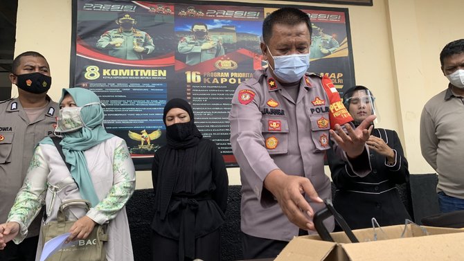 polisi memberikan keterangan terkait kasus pembobolan rumah warga garut