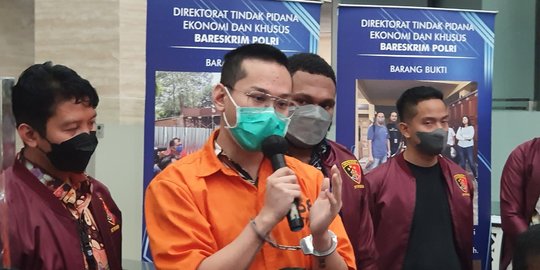 Penampakan Terbaru Indra Kenz Bareng Duit Segepok: Berambut Cepak, Tangan Diborgol