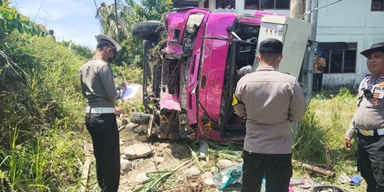 Bus Bawa 25 Mahasiswa UNP Kecelakaan di Agam