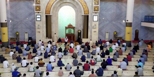 Masjid Raya Bandung Tetap Atur Jarak Jemaah saat Ibadah Ramadan