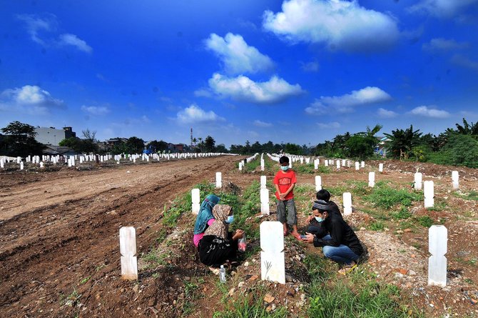 peziarah kunjungi makam khusus covid 19 di tpu srengseng sawah 2