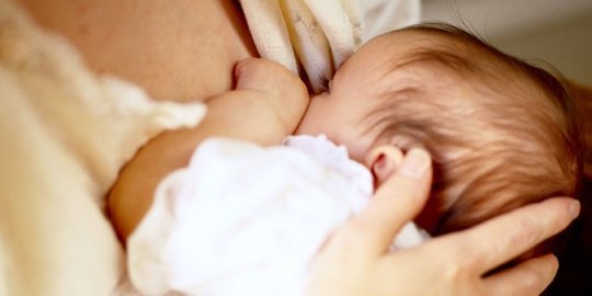 Beginilah Tata Cara Mengasuh dan Menyusui Bayi Apabila Ibu Tertular COVID-19