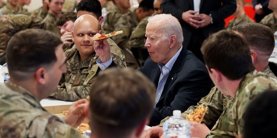 Joe Biden Temui Pasukan AS di Dekat Perbatasan Ukraina
