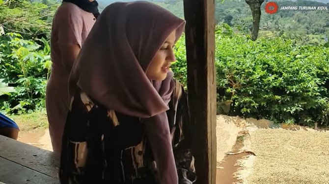 ini aktivitas ida gadis desa cantik keturunan palestina