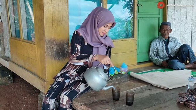 ini aktivitas ida gadis desa cantik keturunan palestina