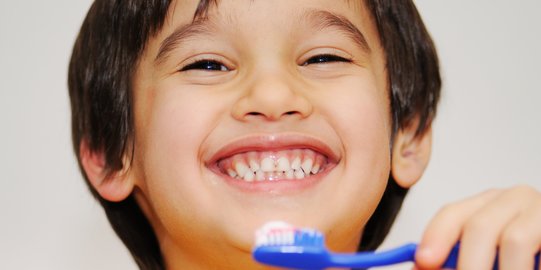 Begini Cara Orangtua Memeriksa Kesehatan Gigi Anak Usai Menyikatnya