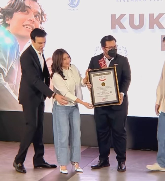 film yang diproduseri prilly latuconsina dapat penghargaan muri ini potretnya