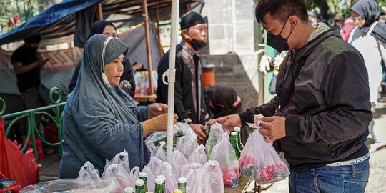 Berkah Penjual Bunga Tabur Musiman Jelang Ramadan