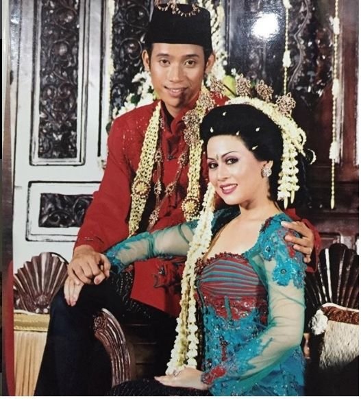 genap 16 tahun pernikahan intip potret perjalanan cinta denny cagur dan istri