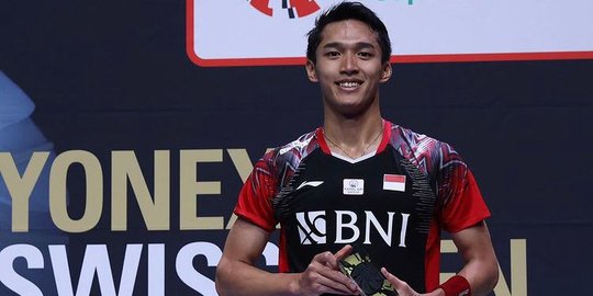 Juara di Swiss Open, Begini Potret Bahagia Jonathan Christie Naik Podium Tertinggi