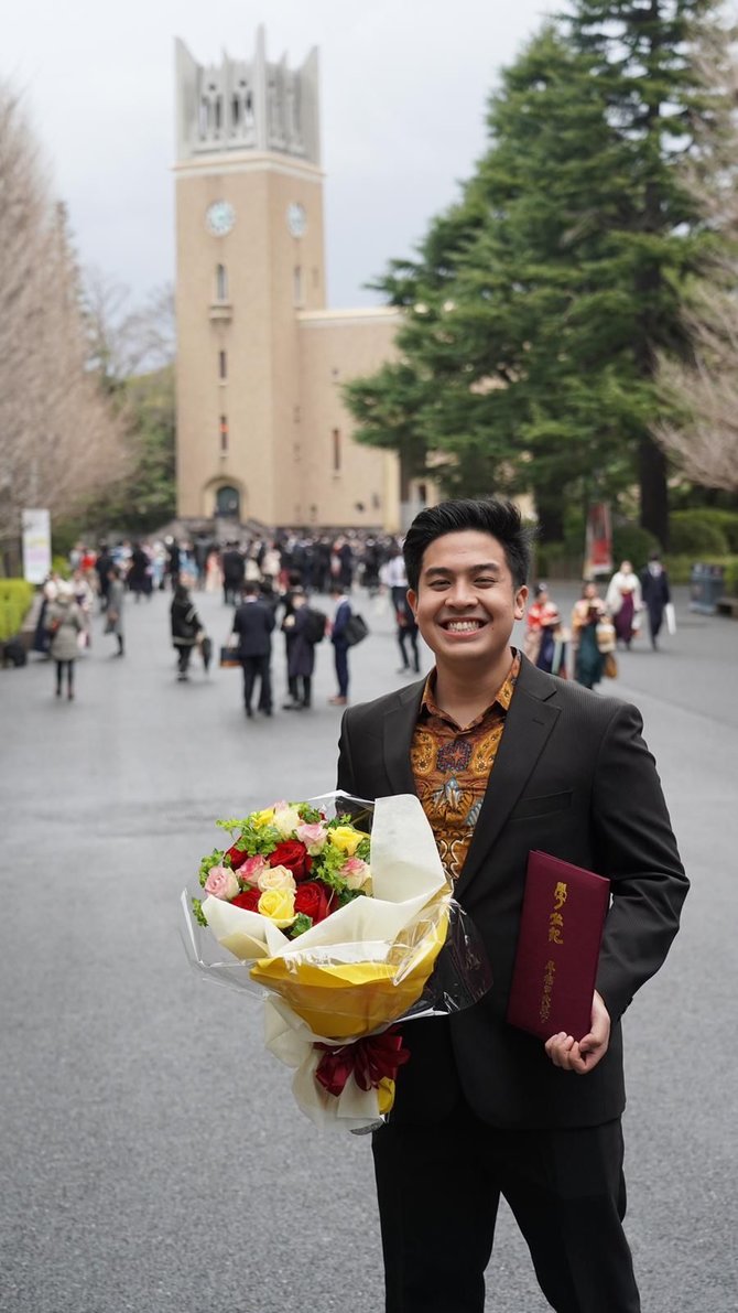 Resmi Jadi Sarjana Teknik, Ini Potret Keseruan Wisuda Jerome Polin dari ...