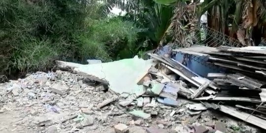 Diguyur Hujan Deras, Rumah Dua Lantai di Garut Ambruk