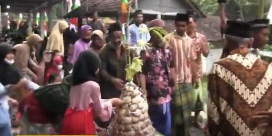 Sambut Ramadan, Begini Keseruan Tradisi Gunungan Apem di Kulon Progo