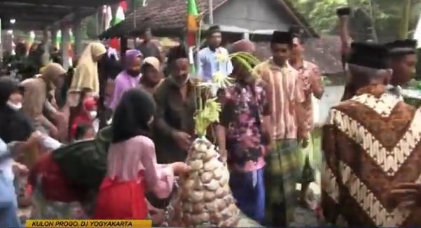 keseruan tradisi gunungan apem di kulon progo