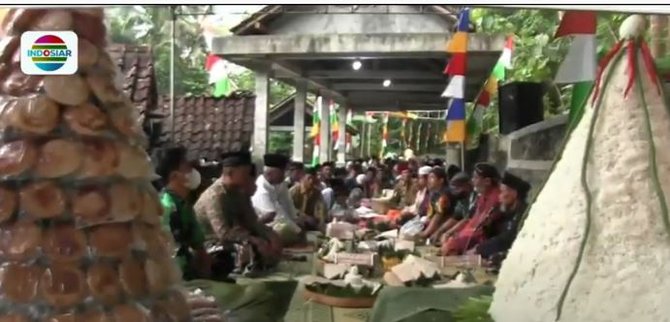 keseruan tradisi gunungan apem di kulon progo