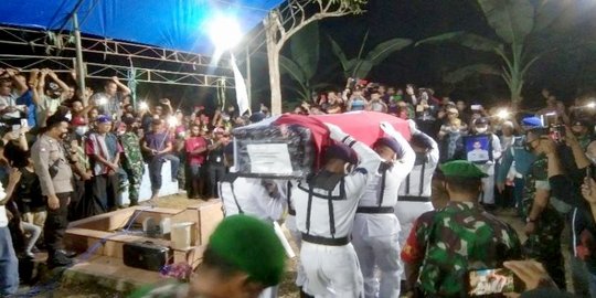 Warga Berdesakan Saksikan Pemakaman Lettu M Iqbal di Konawe