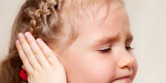Ketahui Gejala yang Muncul ketika Anak Mengalami Infeksi Telinga Tengah