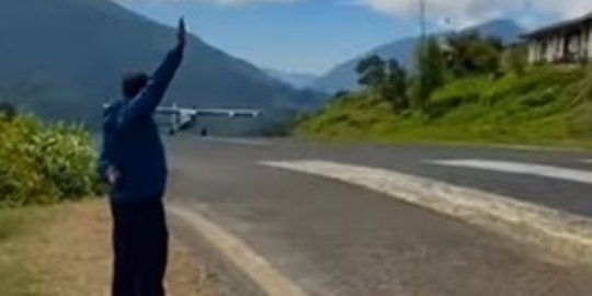 Momen Orang Papua Setop Pesawat Kecil di Pinggir Jalan, Bak Berhentikan Angkot
