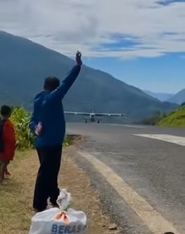 momen orang papua setop pesawat kecil di pinggir jalan bak berhentikan angkot