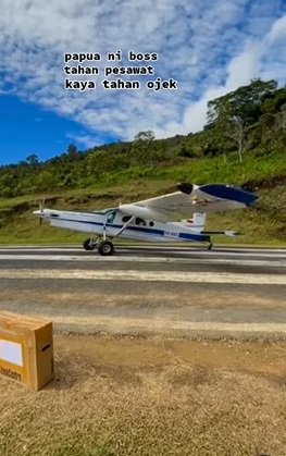 momen orang papua setop pesawat kecil di pinggir jalan bak berhentikan angkot