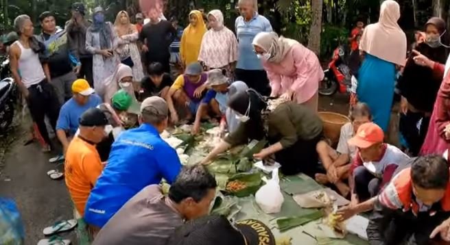 keseruan tradisi sadranan di purbalingga