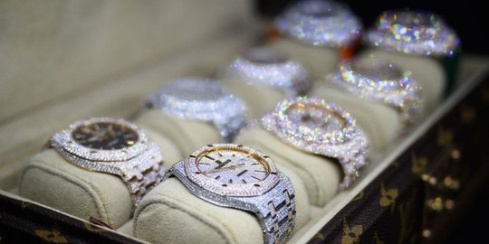 Rusia Sita Jam Tangan Mewah Buatan Swiss Senilai Puluhan Miliar