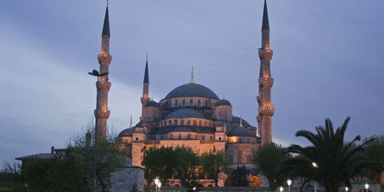 Bacaan Doa Masuk Masjid & Keluar Rumah Suci Allah SWT, Lengkap dengan Adab-Adabnya