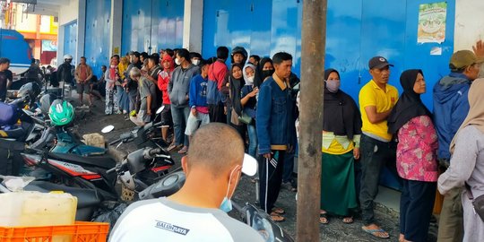 Warga Tasikmalaya Terpaksa Antre Minyak Goreng Curah Mahal: Kacau, Pemerintah ke Mana