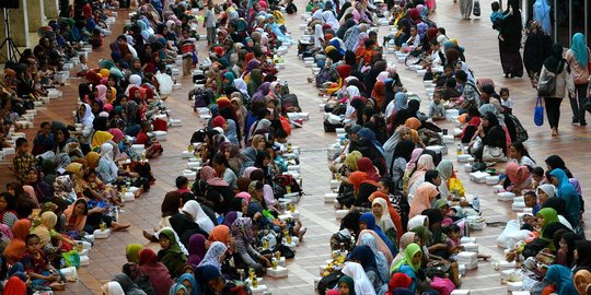 Bukber Diperbolehkan, Satgas Covid-19: Asal Jaga Jarak & Tak Bicara saat Makan