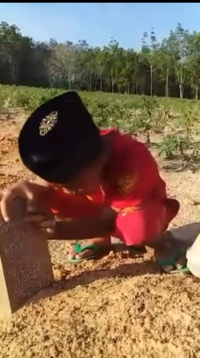 viral video bocah menangis di depan makam sang ayah bikin haru