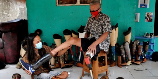 Semangat Penyandang Disabilitas Produksi Kaki Palsu