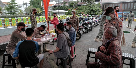 Cerita Satpol PP DKI Rogoh Kocek Pribadi Karena Pelanggar Perda Tak Sanggup Bayar